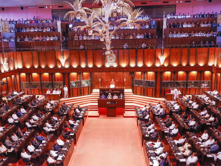 අලුත් ව්‍යවස්ථාවක් හැදීමට පරණ ආණ්ඩුවල කමිටු නිර්දේශත් ගනී