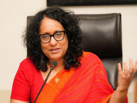 'අහන දේට උත්තර දෙන්න බැරි නම් රැස්වීම්වලට එන්න එපා'- අගමැතිනිය නිලධාරීන්ට දෙහි කපයි