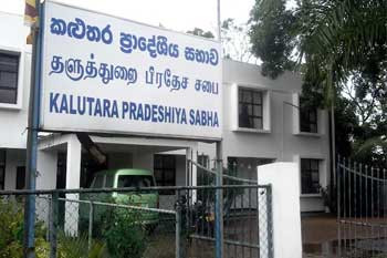 කෝටි ගාණක් වංචා කළ කළුතර ප්‍රා. සභාවේ හිටපු නිලධාරිනියක් සහ රියදුරෙකු අත්අඩංගුවට