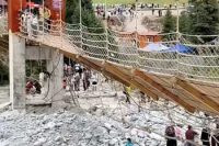 චීනයේ වැල් පාලමක් කඩා වැටී පස් දෙනෙකු මරුට