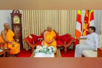 ජනපති මල්වතු, අස්ගිරි මහා නා හිමිවරුන් බැහැ දකී