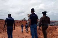විල්පත්තුවේ නීතිවිරෝධී ඉල්මනයිට් සේදීමේ මහා පරිමාණ ජාවාරමක් වලානෙන් වටලයි