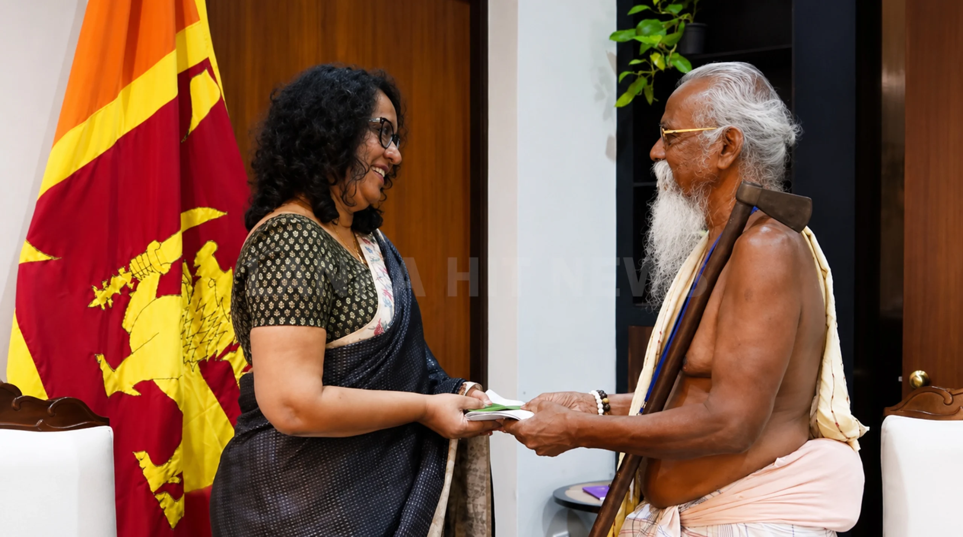 අග්‍රාමාත්‍ය ආචාර්ය හරිනි අමරසූරිය මෙනවිය සහ ආදිවාසී නායක ඌරුවරිගේ වන්නිල ඇත්තන් අතර පාර්ලිමේන්තු පරිශ්‍රයේදී පැවැති හමුව