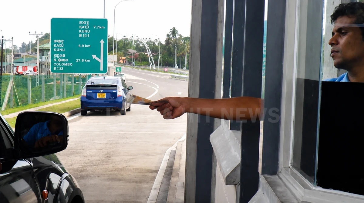 කොළඹ - කටුනායක අධිවේගී මාර්ගයේ ETC (Electronic Toll Collection) ගෙවීම් පර්යන්තය සහ වාහන ධාවනය වන අයුරු