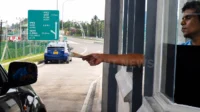 කොළඹ - කටුනායක අධිවේගී මාර්ගයේ ETC (Electronic Toll Collection) ගෙවීම් පර්යන්තය සහ වාහන ධාවනය වන අයුරු