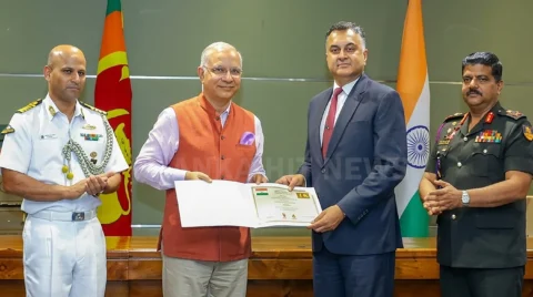 ඉන්දීය මහ කොමසාරිස් සන්තෝෂ් ජා මහතා විසින් අමෙරිකානු ඩොලර් මිලියන 5ක් වටිනා හමුදා උපකරණ තොගය ආරක්ෂක ලේකම්වරයා වෙත නිල වශයෙන් භාරදෙන අවස්ථාව