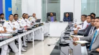 වරාය, නාවික හා සිවිල් ගුවන් සේවා අමාත්‍යාංශයේදී විශ්‍රාමික නාවිකයින් වෙළඳ නැව් ක්ෂේත්‍රයට යොමු කිරීමේ ප්‍රගති සමාලෝචන රැස්වීම පවත්වන අයුරු