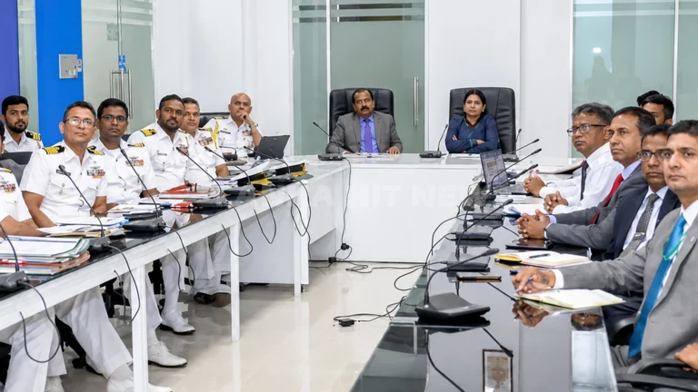 වරාය, නාවික හා සිවිල් ගුවන් සේවා අමාත්‍යාංශයේදී විශ්‍රාමික නාවිකයින් වෙළඳ නැව් ක්ෂේත්‍රයට යොමු කිරීමේ ප්‍රගති සමාලෝචන රැස්වීම පවත්වන අයුරු