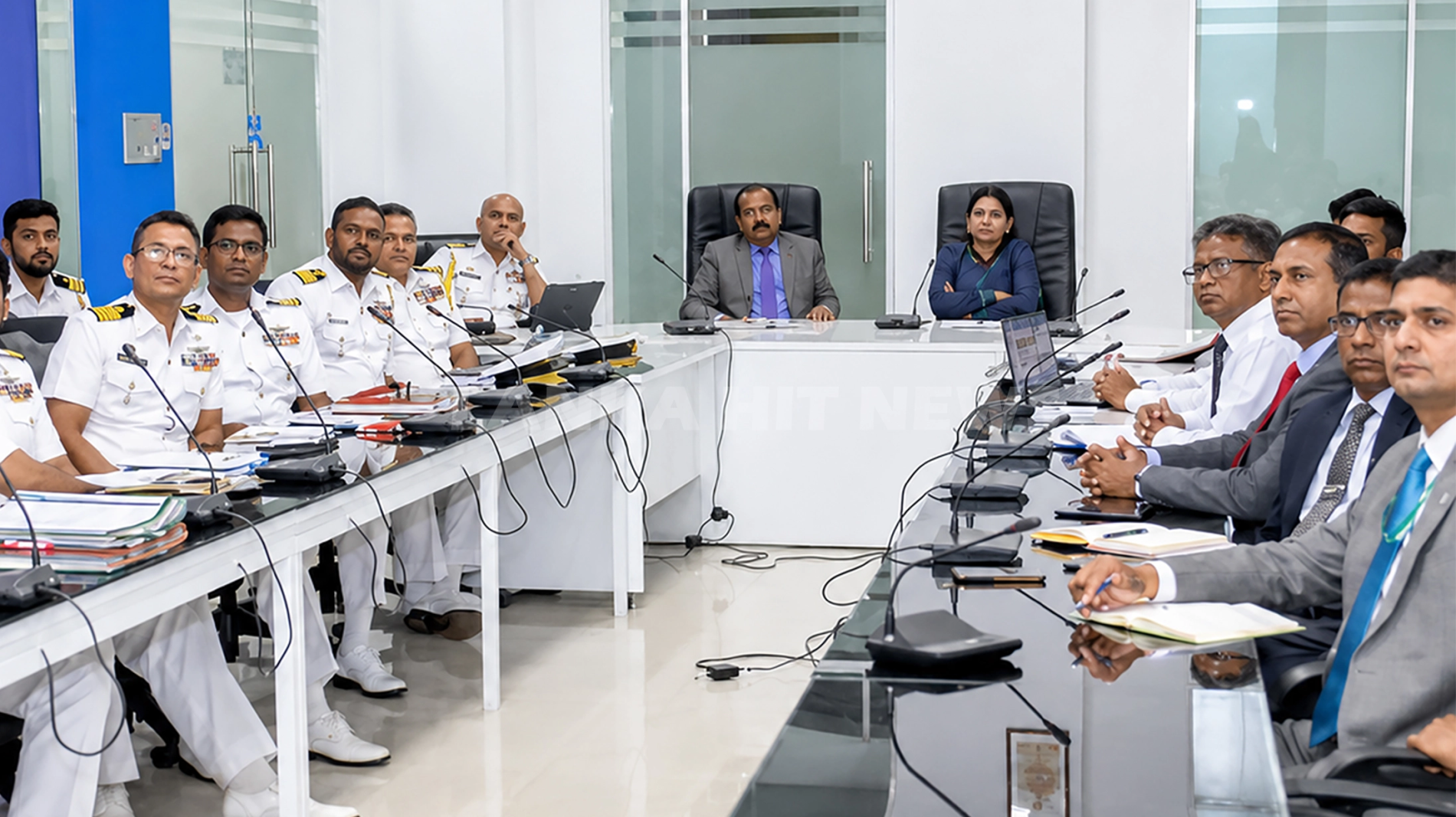 වරාය, නාවික හා සිවිල් ගුවන් සේවා අමාත්‍යාංශයේදී විශ්‍රාමික නාවිකයින් වෙළඳ නැව් ක්ෂේත්‍රයට යොමු කිරීමේ ප්‍රගති සමාලෝචන රැස්වීම පවත්වන අයුරු